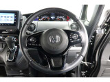 運転中もハンドルでの操作が可能です。特に高速道路等の目が離せない運転時には、便利さだけでなく、安全性も兼ね備えております。