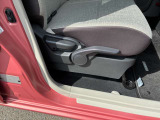 前後、背もたれだけでなく座面の高さも調整できお好きなポジションで運転できます。