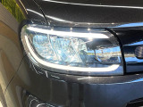 【LEDヘッドライト】悪天候や夜間走行時も良好な視界を確保し安心して運転できる高輝度LEDヘッドライトを装備!点灯速度が早く、消費電力も抑えられています。