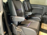 乗るたびに感じるさりげない心地よさ。後部座席のアームレストが快適な空間を演出します。