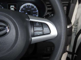 ステアリングスイッチ付きで、運転中に視線を前に向けたまま操作できます。