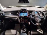 MINIの内装はとにかく『円』に拘ったデザインコンセプトが一目で伝わってきます。これほど円形に拘った車は他に御座いません。伝統のデザイン、トグルスイッチなど遊び心のある内装で御座います。