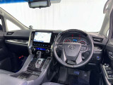 運転席まわりです。 各操作スイッチは使いやすい位置に配置されてます。
