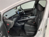 助手席側から見た車内の画像です。使い勝手の良い装備が整う上質な空間が広がっています。シートも快適で乗る人に安心感を与えます。