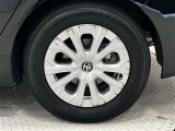 タイヤサイズは195/65R15!残り溝は5ミリ程度です!純正アルミホイール+キャップ!ホイールキャップに傷があります。