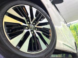 【純正18インチアルミホイール】外観にマッチした純正アルミホイールを装着しております。各種社外アルミホイールや、スタッドレスタイヤも取扱いしております。是非ご相談ください♪