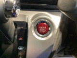 【ENGINE START/STOP】スマートキーをポケットやバッグに入れたままで、キーを差し込むことなくボタンを押すだけでエンジンが始動します。