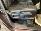 【シートレバー】ただ座るだけじゃない、運転のしやすさを決める大事なスイッチ。視界を広げたり、腰への負担を減らしたり。体型に合わせてジャストフィットさせるこの瞬間、さあ走るぞって気合が入ります。