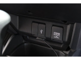 スマートフォンなどの音楽再生が可能なUSB接続ジャック装備車両です♪♪♪