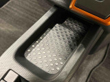 スマートフォンなどがスッキリ置けるセンターコンソールトレイです