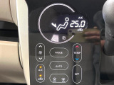 【オートエアコン】一度お好みの温度に設定すれば、車内の温度を検知し風量や温度を自動で調整。暑い&hellip;寒い&hellip;と何度もスイッチ操作をする必要はありません。快適な車内空間には必須の機能ですね♪