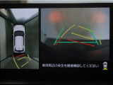 パノラミックビューモニター付きです。車両を上から見た様な映像を画面に表示。運転席からの目視だけでは見にくい、車両周辺の状況をリアルタイムでしっかり確認出来ます。