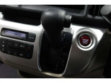 インパネシフトだから視線の移動も少なく足元もスッキリ♪運転席もゆったりしているのでゆとりを持ってドライブできますね!