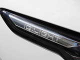 【IQ.LIGHT】 対向車や先行車のドライバーを眩惑することなく、前方の路面と路肩を広範囲に明るく照らすことができるマトリックスLEDヘッドライトを装備。快適なドライブをアシストします。