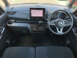 運転席まわりは機能的にまとまっています。足元が広々のインパネATです♪