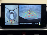 真上から見下ろしたような視点で車とその周囲を確認出来る画面と、車両後方を映し出すバックモニター画面の2つを表示してくれます。