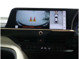 パノラミックビューモニター装備!トップビュー&フロントビュー・車両に取り付けたフロント、サイド、バックカメラの映像を合成して画面上に表示させることで、低速時の運転を補助する装置です。