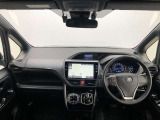 シンプルながら機能性あふれる運転席廻りです。視界性もよく、運転しやすいですよ。