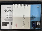 スマートキーは鍵をバッグに入れたままでもドアロックの開閉やエンジンのON・OFFができます。夜間や雨の日も鍵を探さなくて良いので便利です。