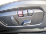 運転席メモリー付きフロント電動シート装備。