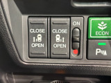 左右両側パワースライドドアが付いています。ワンタッチで簡単にお子様でも、お年寄りの方でも、開閉できますからとても便利です。キーレスや車内スイッチでも自動でドアの開閉ができます。