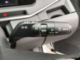 【オートマチックハイビーム】先行車や対向車のライトを認識し、ヘッドライトの上下の向きを自動で切り替てくれるので、運転に集中できて安全です。