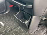 運転席からも助手席からも手が届きやすく、小物などを置いておくのにとても便利♪