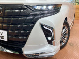 【LEDヘッドライト】悪天候や夜間走行時も良好な視界を確保し安心して運転できる高輝度LEDヘッドライトを装備!点灯速度が早く、消費電力も抑えられています。