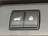 【パワーバックドア】スマートキーや運転席のボタンを押すだけでリアゲートが自動で開閉します!荷物を持っている時や、高い位置にあるバックドアを閉める際に便利な機能です♪