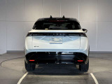 前・後方に車両や壁などの障害物がある場合、クルマが誤操作を察知して、衝突を未然に防ぎます。