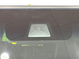 【ホンダセンシング】走行中に前方の車両等を認識し、衝突しそうな時は警報とブレーキで衝突回避と被害軽減をアシスト。より安全にドライブをお楽しみいただけます。