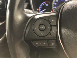 ステアリングスイッチ付きで、運転中に視線を前に向けたまま操作できます。