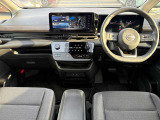 セレナの運転席は、良好な視界と操作性を提供。運転支援システムの情報が一目でわかるディスプレイと、直感的な操作が可能なステアリングスイッチで、安全快適なドライブをサポートします。