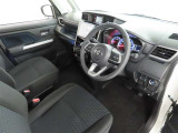 シンプルで使いやすいデザインの運転席です。