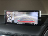 オプション装着の360&deg;ビューモニターでは、両サイドとフロント、バックカメラの合成で、あたかも上空から見下ろした様に周囲を確認して頂けます。駐車場だけでなく、T字路等でも活躍のアイテムです。