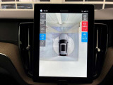 360&deg;ビューカメラ 車両の周囲に装備されている4個のカメラを使用して、車両を真上から見下ろしている画像を作成し、センターディスプレイに表示します。