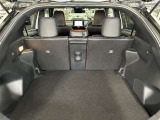 トランク収納スペースをご確認ください。荷物の積み下ろしがしやすい広さを確保しており、日常使いからレジャーまで幅広く活用できます。
