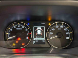 様々な車両情報を表示できるTFTマルチインフォメーションディスプレイを中央に配した視認性の高い大型2眼メーターです