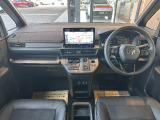 当社の中古車は、フロアマット付きで販売しておりません。予めご了承下さい。中古車という特性上匂いや見栄えなどの状態が左右される為です。純正マット、車種専用社外品マットをご購入いただけます。