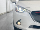 【LEDヘッドライト】悪天候や夜間走行時も良好な視界を確保し安心して運転できる高輝度LEDヘッドライトを装備!点灯速度が早く、消費電力も抑えられています。