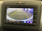 リバースギアに入れるだけで後方の表示へ切り替わります。夜間や雨の日の駐車も楽になりますよ。
