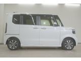 リアには左右スライドドアを採用。狭い駐車場でも開閉しやすく、強風の日でもドアが煽られにくくなっております。小さなお子さまやご年配の方も安心して乗り降りできます。