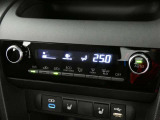 オートエアコンは、常にお好みの温度に調整ができ車内を快適な空間に保ってくれます。
