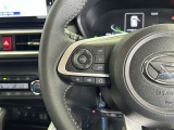 運転中、オーディオの操作をしてて、ハッとしたことはありませんか?ステアリングスイッチは、運転中でもハンドルでオーディオの操作が可能です。安全なドライブをサポートします。