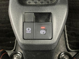 【電動パーキングブレーキ+オートブレーキホールド機能】 指先だけで簡単に操作が可能なパーキングブレーキ、スイッチを押すとブレーキペダルから足を離してもブレーキを保持できるオートブレーキホールド搭載