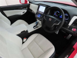 高級感のある美しいインテリアデザインの運転席です。