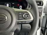 前方の車との車間を設定し、スピードを上げたり緩めたりを自動で行ってくれる追尾式の「レーダークルーズ」。上級装備の一つです!高級車にしかつかない嬉しい機能です。