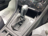 スマートなシフトノブ回りです。