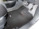 内装工程では、中古車を気持ちよくお乗りいただけるよう清掃しております。