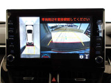バックモニター付きで慣れない駐車場や車庫入れをサポートします。
